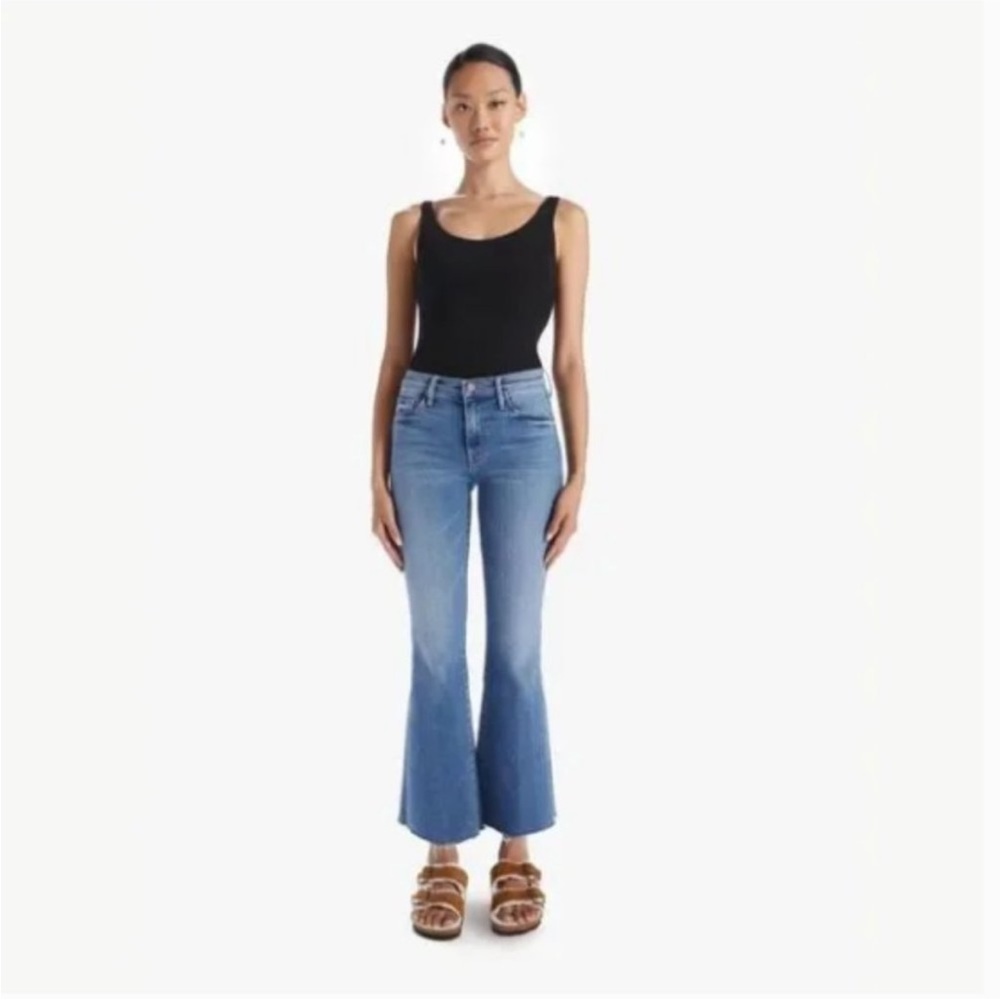 Mother The Weekender Fray Flared Denim Jeans in Hop on Hop Off Size 25